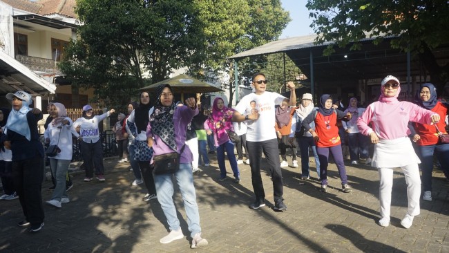 Pj Wali Kota Malang Wahyu Hidayat senam bersama warga.(Foto: Istimewa).