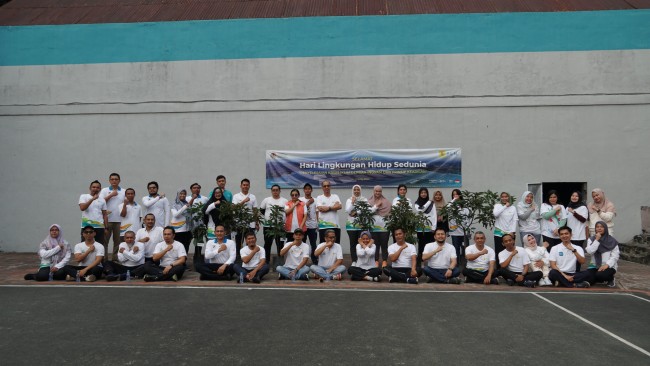 Foto bersama para pegawai PLN UP3 Malang setelah melakukan aksi tanam pohon bersama. (Foto: istimewa)