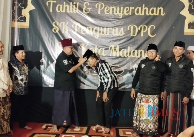 Pj Wali Kota Malang Wahyu Hidayat saat menerima kopyah dari BNPM Kota Malang (foto: Hendra Saputra/JatimTIMES)