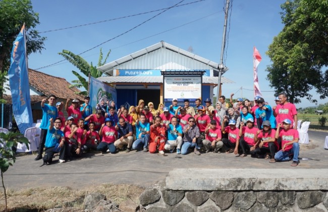 Foto bersama PT Pupuk Kalimantan Timur (Pupuk Kaltim) bersama warga  Dusun Babadan Desa Kepuh Rejo, Kecamatan Takeran, Kabupaten Magetan, Jawa Timur (foto: istimewa)