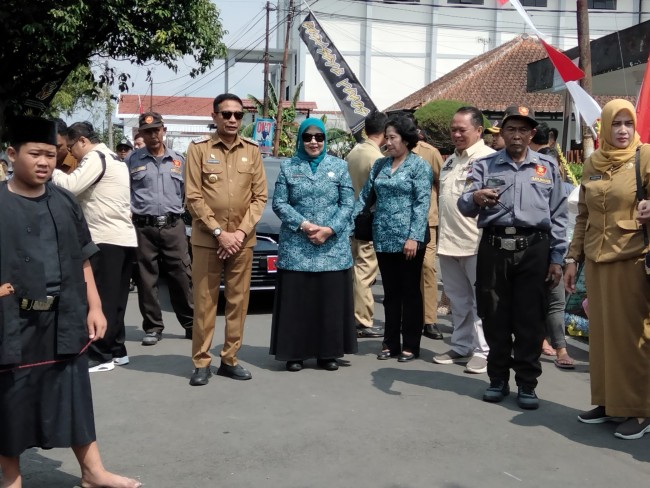 Kedatangan Pj Wali Kota Malang Wahyu Hidayat disambut warga Kelurahan Tulusrejo.(Foto: Riski Wijaya/MalangTIMES).