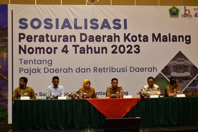 Pj Wali Kota Malang Wahyu Hidayat saat sosialisasi Perda nomor 4 Tahun 2023.(Foto: Riski Wijaya/MalangTIMES).