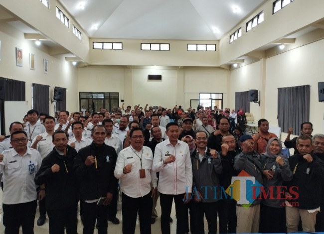 Foto bersama pejabat Pemkot Malang bersama pengurus HIPPAM se-Kota Malang (foto: Hendra Saputra/JatimTIMES)