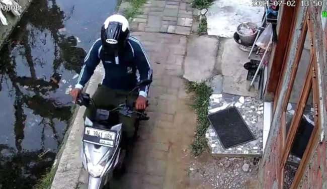 Rekaman CCTV saat komplotan curanmor kabur usai beraksi menggasak satu unit sepeda motor matic di area persawahan, Kecamatan Turen, Kabupaten Malang pada Selasa (2/7/2024).