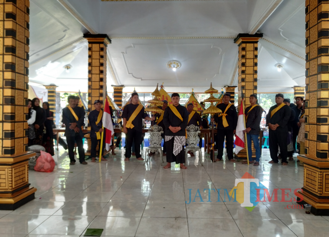 Persiapan larung sesaji. 