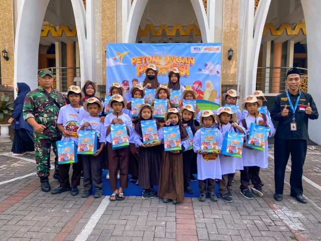 Beberapa anak yatim memamerkan suvenir yang didapat dari program Petualangan Profesi. (Foto: istimewa)