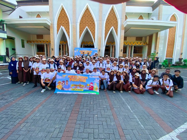 Foto bersama 150 anak yatim yang ikut program Petualangan Profesi. (Foto: istimewa)