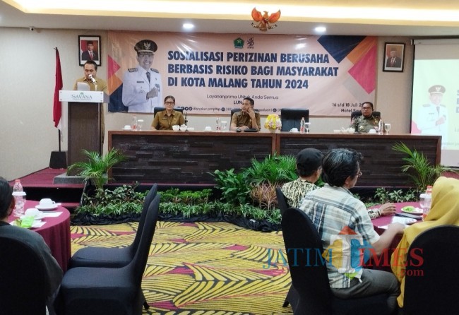 Momen Pj Wali Kota Malang Wahyu Hidayat saat menghadiri sosialisasi perizinan berusaha (foto: Hendra Saputra/JatimTIMES)