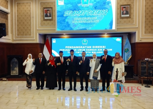 Foto bersama Pj Wali Kota Malang Wahyu Hidayat bersama Direksi Baru Perumda Air Minum Tugu Tirta (foto: Hendra Saputra/JatimTIMES)