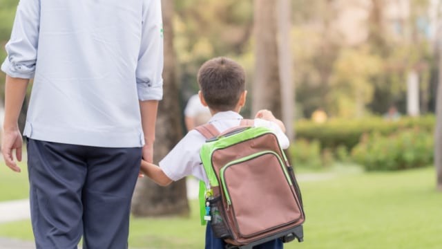 Mengantarkan anak ke sekolah. (Kumparan) 