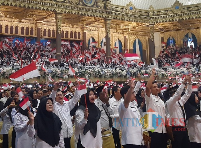 Ribuan Pegawai Pemerintah dengan Perjanjian Kerja (PPPK) Pemprov Jatim menerima SK dari Pj Gubernur Jatim Adhy Karyono. 