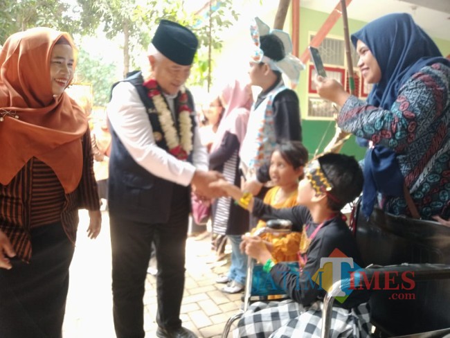 Bupati Sanusi disambut siswa SLB Idayu 2 Pakis.