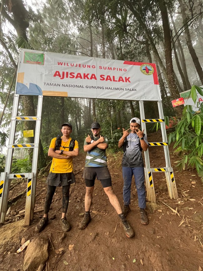 Pintu masuk trek pendakian Gunung Salak via Ajisaka. (Foto: X)