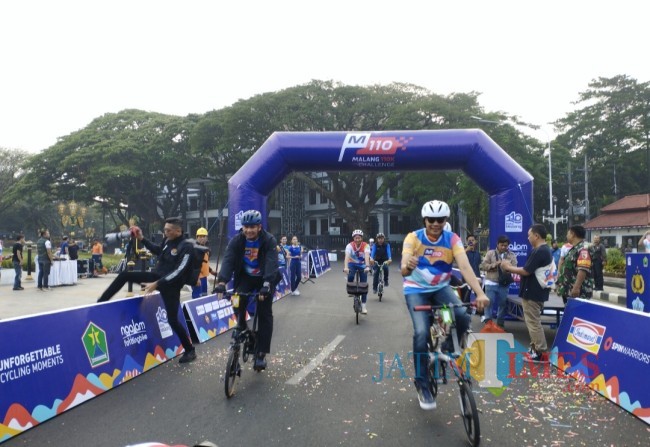 Pj Wali Kota Malang Wahyu Hidayat (kanan) bersama Kapolresta Malang Kota Kombes Pol Budi Hermanto saat mengayuh sepeda lipat (foto: Hendra Saputra/JatimTIMES)