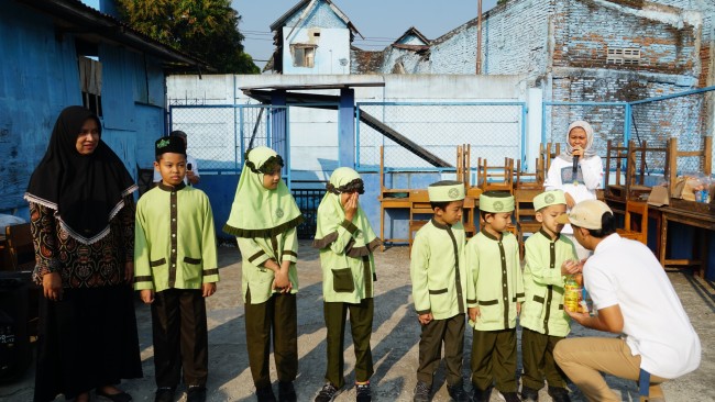 Pemberian simbolis paket bergizi. (Foto: istimewa)