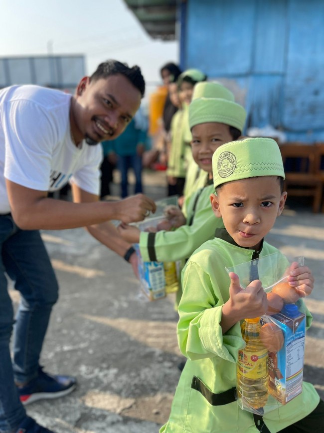 Pemberian simbolis paket bergizi. (Foto: istimewa)