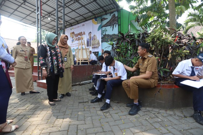 Pj Wali Kota Malang, Wahyu Hidayat bersama sejumlah siswa.(Foto: istimewa).