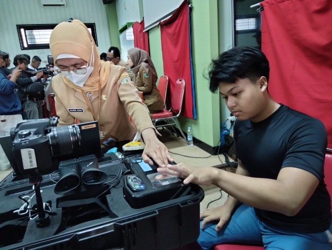 Proses perekaman e-KTP siswa SMAN 8 Malang.(Foto: Riski Wijaya/MalangTIMES)