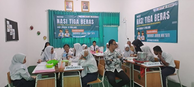 Tampak beberapa siswa dilatih produksi telur asin. (Foto: istimewa)