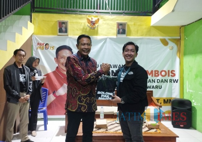 Simbolis pemberian kaos Relawan Bolone Pak Mbois kepada koordinator wilayah Kecamatan Lowokwaru (foto: Hendra Saputra/JatimTIMES)