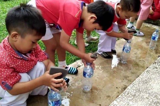 Lomba memindahkan air dengan spon