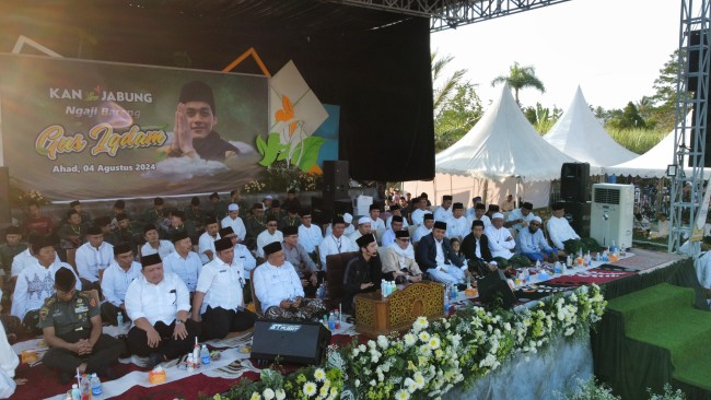 Gus Iqdam disambut antusias oleh ribuan jemaah yang hadir dalam rangka memperingati hari jadi ke-45 KAN Jabung. (Foto: istimewa)