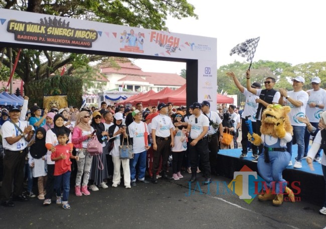 Pj Wali Kota Malang Wahyu Hidayat saat memberangkatkan peserta Fun Walk Sinergi Mbois (foto: Hendra Saputra/JatimTIMES)