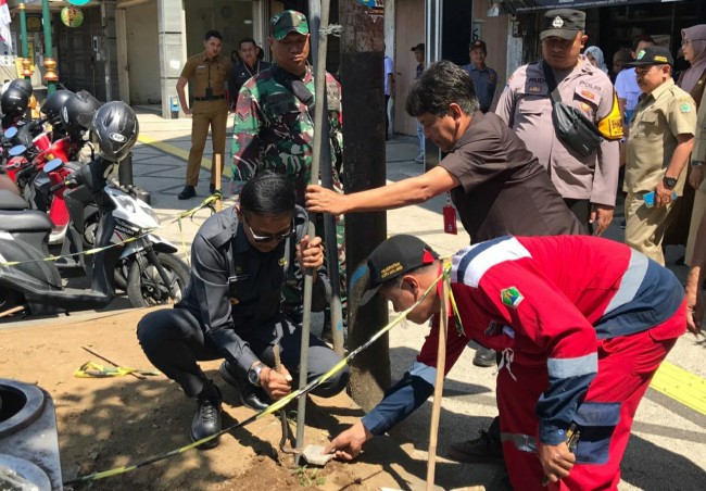 Pj Wali Kota Malang membuat lubang untuk dudukan tiang bendera.(Foto: Istimewa).