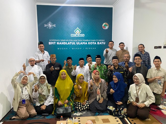 Foto bersama gathering dan penandatanganan MoU di BMTNU Kota Batu, Selasa (6/8/2024). (Foto: istimewa)