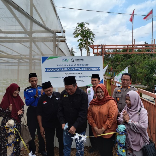 Simbolis peresmian program budidaya melon di Panti Asuhan Ar-Rohman, yang berlokasi di Kertorejo, Peniwen, Kecamatan Kromengan, Kabupaten Malang, Jawa Timur. (Foto: istimewa)