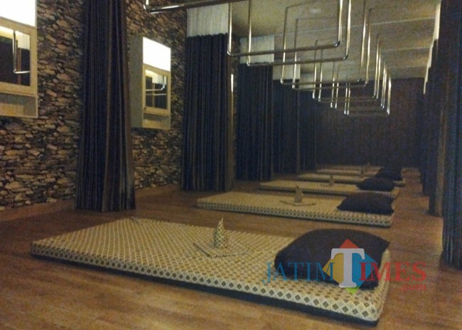 Salah satu sudut tempat refleksi di Kayuputih Family Reflexology (foto: Hendra Saputra/JatimTIMES)