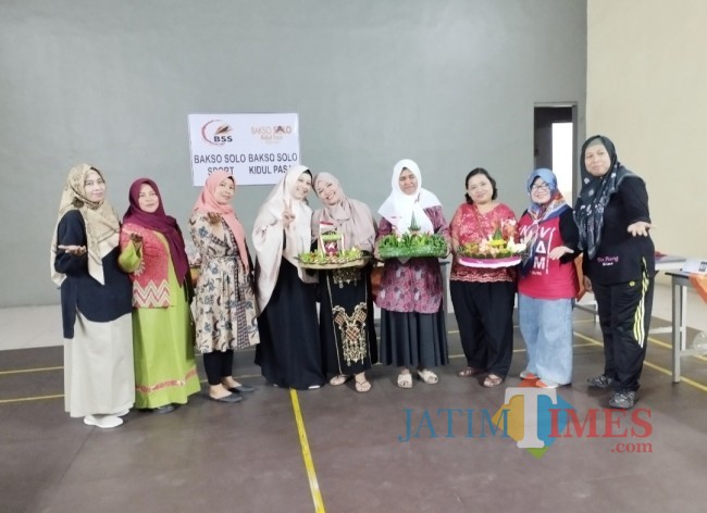 Foto bersama para pemenang lomba tumpeng mini (foto: JatimTIMES)