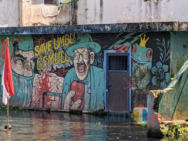 Mural dinding di area sumber mata air Umbul Gemulo Bulukerto Kecamatan Bumiaji Kota Batu.