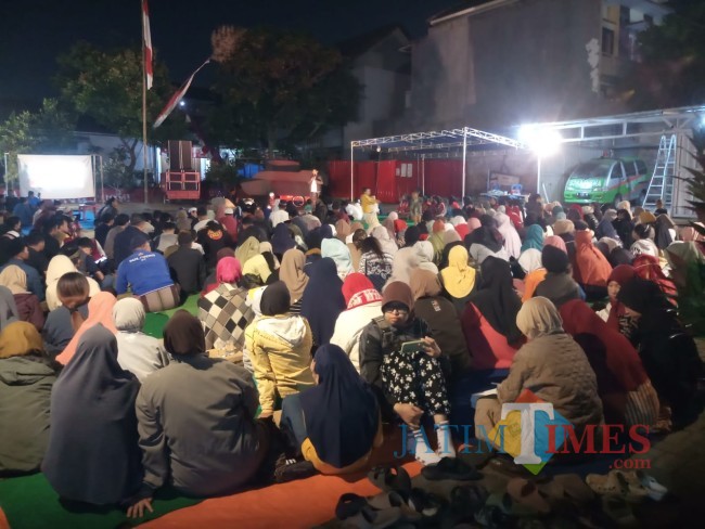 Warga RW 09 Kelurahan Merjosari saat mengikuti rangkaian kegiatan barikan (foto: JatimTIMES)