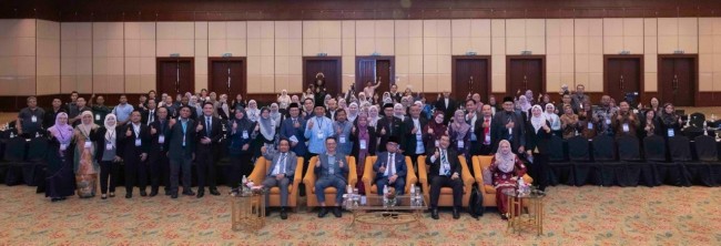 Foto bersama semua degelasi di acara Symposium International Halal yang diselenggarakan di Universiti Malaysia Sabah (UMS).  (Foto istimewa) 