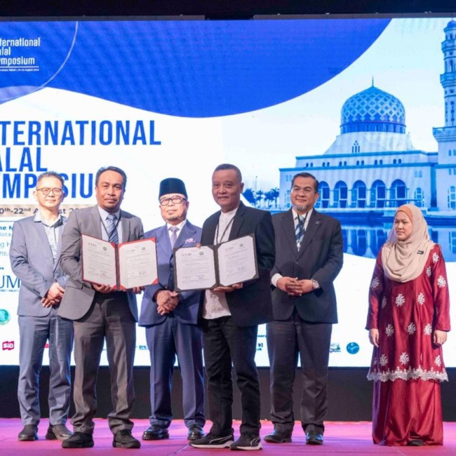 Momen perwakilan UB dan Unisma Malang Gus Sodiq di acara Symposium International Halal yang berlangsung di Universiti Malaysia Sabah (UMS). (Foto istimewa) 