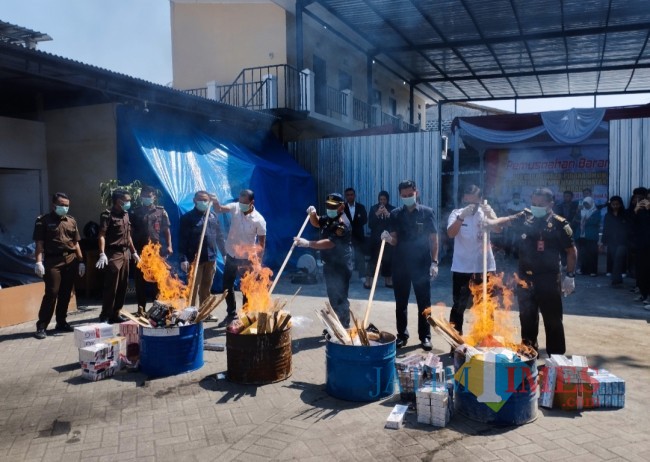 Sejumlah pejabat terkait saat melakukan pemusnahan barang bukti di Kejari Kota Malang (foto: Hendra Saputra/JatimTIMES)