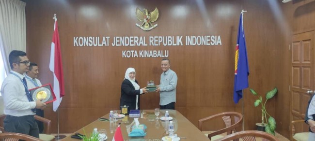 Perwakilan Konsulat Jenderal Republik Indonesia (KJRI) di Sabah, Malaysia memberikan suvenir kepada Dr Noor Shodiq Askandar, salah satu delegasi dari Unisma. (Foto: istimewa)