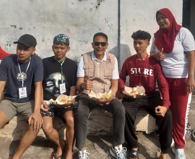 Tampak Bakal Calon Wali Kota Malang, Wahyu Hidayat makan bersama warga. (Foto: istimewa)