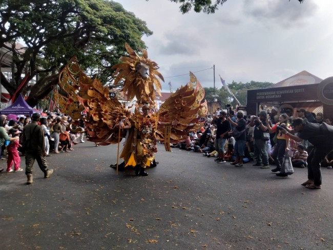 Masyarakat antusias menyambut peserta MFC 2024.(Foto: Riski Wijaya/MalangTIMES).