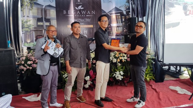 Momen Direktur Begawan Villas Property Development Yuli Suhartono memberikan cinderamata kepada Diaz Kudiarto, Consumer Business Manager BRI Malang Kawi. (Foto: istimewa)