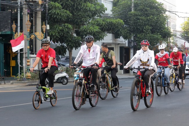 Momen Pj Wali Kota Malang Iwan Kurniawan saat ikut Pedalling for Freedom (foto: Humas Pemkot Malang for JatimTIMES)