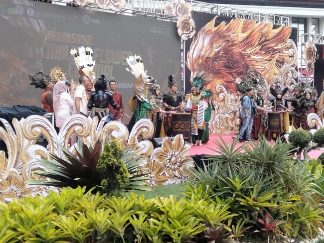 Pj Wali Kota Malang Iwan Kurniawan membuka Malang Flower Carnival 2024.(Foto: Riski Wijaya/MalangTIMES).