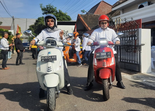 Pasangan Dhito-Dewi berangkat ke KPU mengemdarai Vespa.