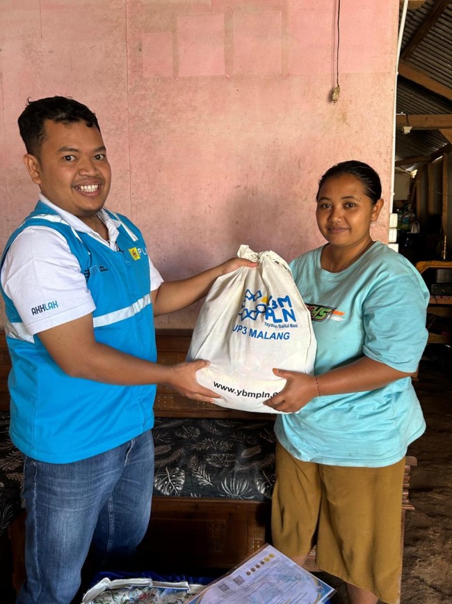 Penyaluran bantuan oleh PLN Malang pada ibu Tuminah. (Foto istimewa) 