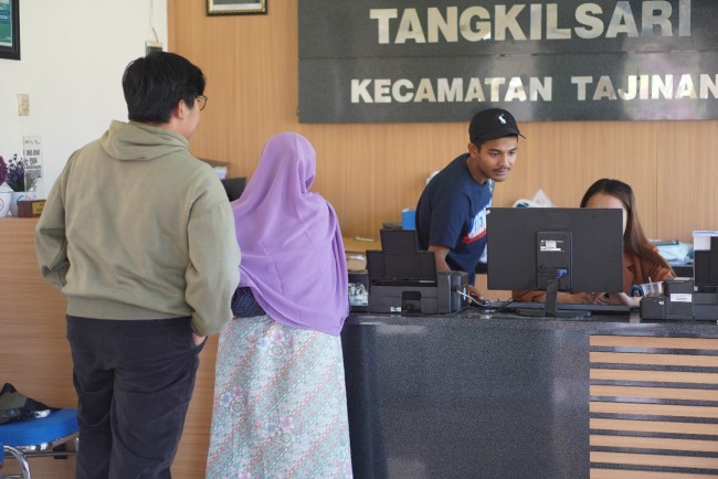 Program KKN Unikama yang melakukan pengembangan website desa. (Foto: istimewa)