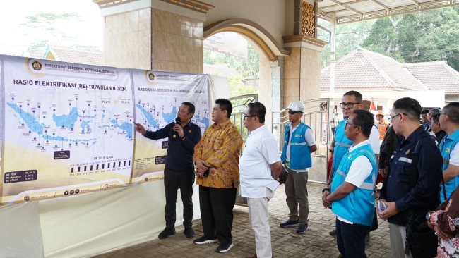 Anggota Komisi VII DPR RI Ridwan Hisjam (batik kuning) saat memantau peta pemasangan listrik kepada 333 penerima bantuan listrik di Kota Malang. (Foto: istimewa)