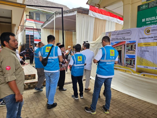 Momen para petugas dan pejabat PLN saat di lokasi acara pemasangan listrik untuk penerima Program Bantuan Pasang Baru Listrik (BPBL) di Kedungkandang, Kota Malang. (Foto: istimewa) 