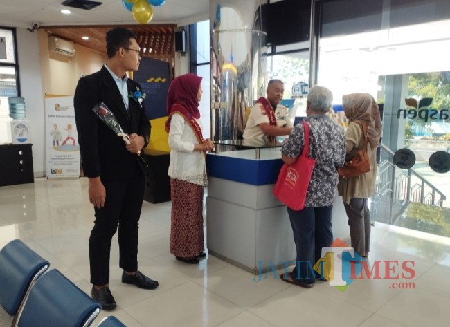 Pelanggan saat diarahkan oleh pegawai Taspen Cabang Malang (foto: Hendra Saputra/JatimTIMES)