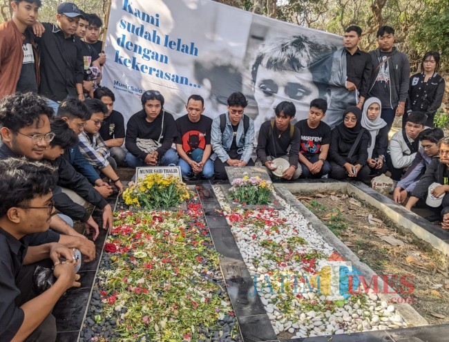 Puluhan aktivis berbagai elemen ziarah ke makam Munir Said Thalib, aktivis hak asasi manusia asal Batu yang dibunuh dengan racun 20 tahun silam.(Foto: Prasetyo Lanang/JatimTIMES)